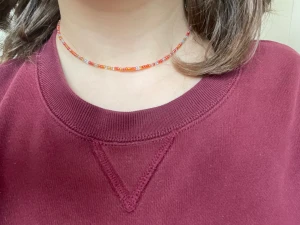 Fint handgjort halsband💋 - Detta halsband ett lås som man snurrar⭐️ Simpelt med försiktiga färger🌈 Väldigt fint till sommaren😊