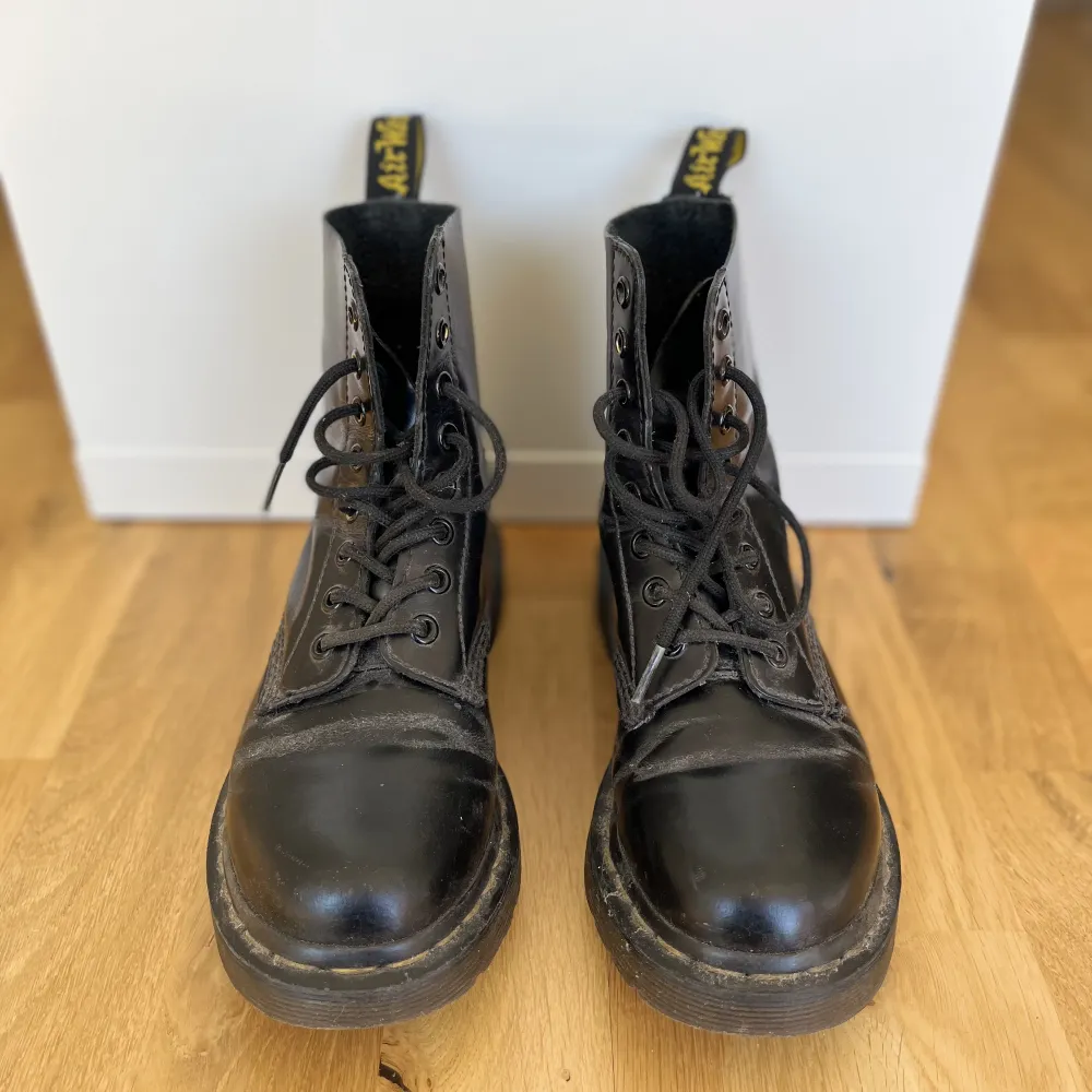 Doc martens i st. 36  Är använda men ej sliten sula . Skor.