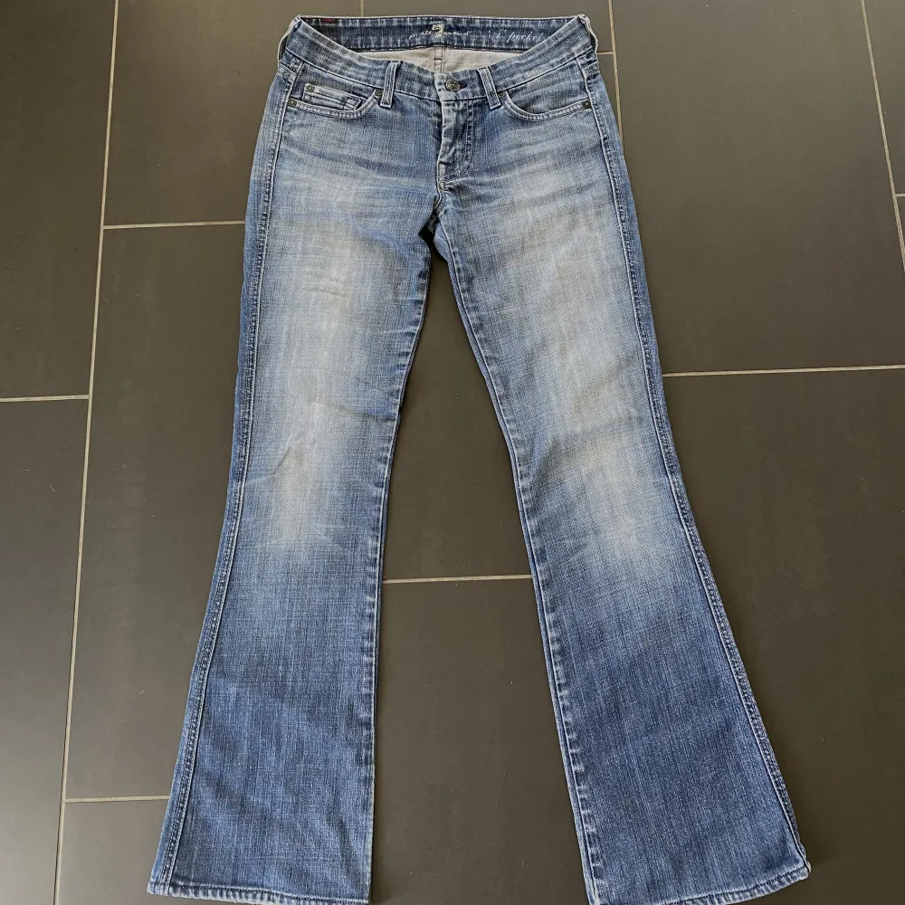 Säljer dessa skit snygga lågmidjade bootcut jeans från 7 for all mankind.  . Jeans & Byxor.