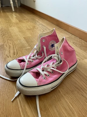 Converse  - Jättefina Converse, använda Max två gånger så mycket fint skick. 