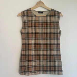 Burberry linne  - Burberry liknande linne, sitter tight. Köpt second hand. Inga defekter eller fläckar. 