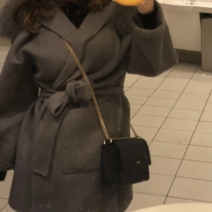 Jacka - Tjockare kappa med pälskrage. Bra skick, för snabb affär kan jag gå ner i priset 