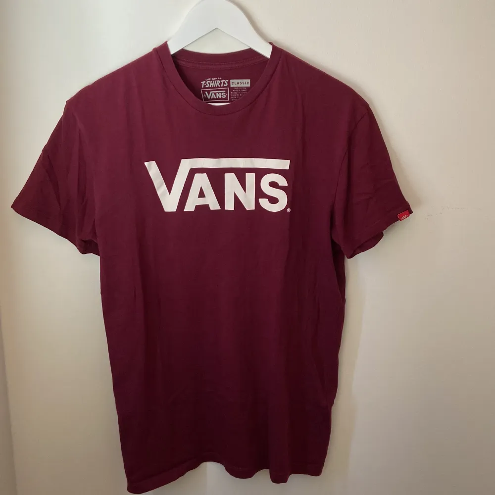 Säljer denna t-shirt ifrån vans (trycket har släppt lite men annars bra skick)!🤍. T-shirts.