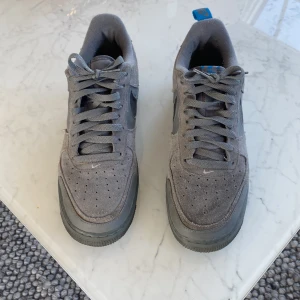 Nike air force  - Säljer mina knappt använda Nike Air Force 1 i storlek 44. Grå mocka i mycket fint skick. 