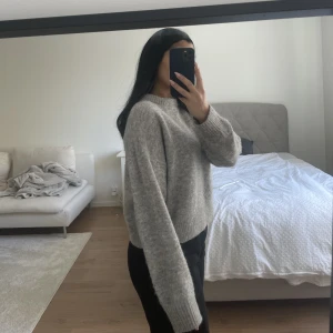 Stickad grå tröja  - Mysig stickad grå tröja. Bra skick. 