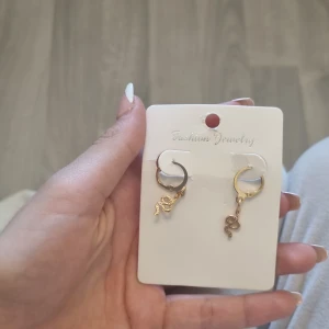 Helt oandvända örhängen!!❤️ - Helt oandvända örhängen som är jätte bra pris på!❤️