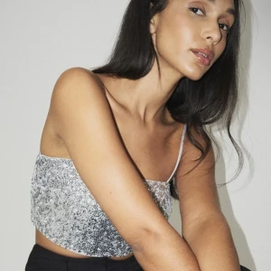 Festtopp  - Säljer min fina festtopp från Urban Outfitters då jag råkade beställa två. Storlek M men passar även S då den är liten i storlek. Helt oanvänd med prislapp kvar💕💕