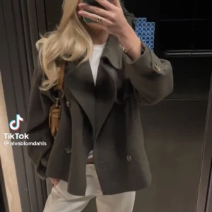 Grön mango kappa - Säljer den här gröna mango kappan eftersom den inte kommer till någon användning längre🌸 strl M men passar xs/s/m beroende på hur man vill att den sitter🌸 skriv för egna bilder🌸500kr vid snabb affär