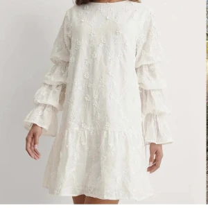 Nakd klänning  - Superfin klänning från Nakd i stl 34. Inte använt då jag hade tänkt att ha på studenten men hittade en annan💕 den är slutsåld och finns inte på hemsidan. 