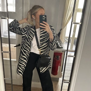 Kappa zebramönster  - Kappa från zara knappt använd. Den är storlek M, men funkar som S och XS också beroende på hur man vill att den ska sitta 