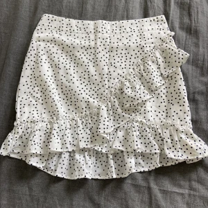 Kjol - Säljer denna fina kjol då den aldrig kommer till användning. Har aldrig använt den så den är som ny😊