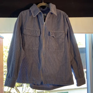 Overshirt/Jacka - iprincip helt oanvänd, ljusblå Manchester overshirt/jacka från Strömberg! Kan gå ner i pris vid snabb affär. Storlek M