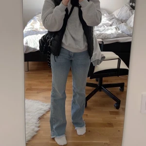 Jeans gina tricot - Ljusblåa jeans ifrån gina tricot, modellen är full lenght flare och dessa är slutsålda på hemsidan❤️ sitter snyggt och är precis lagom långa för nån mellan 160-165
