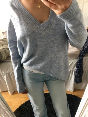 blå stickad tröja  - baby blå stickad tröja passar alla storlekar beroende på om man vill ha den mer tajt eller baggy, vet ej exakta storleken men passar mig som är en S🤍