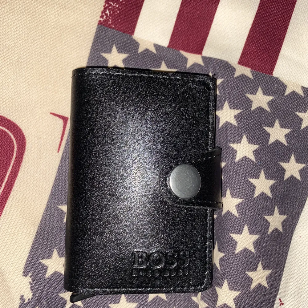 Snygg o stilig plånbok som tar inte så mycket plats i fickan. Accessoarer.