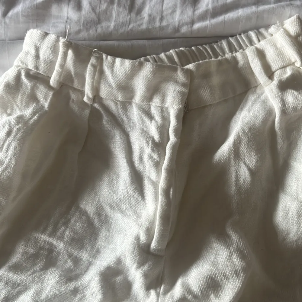 De är jätte fina shorts som man kan ha på sommaren den är vit och man kan ha ett bälte om man vill. Shorts.