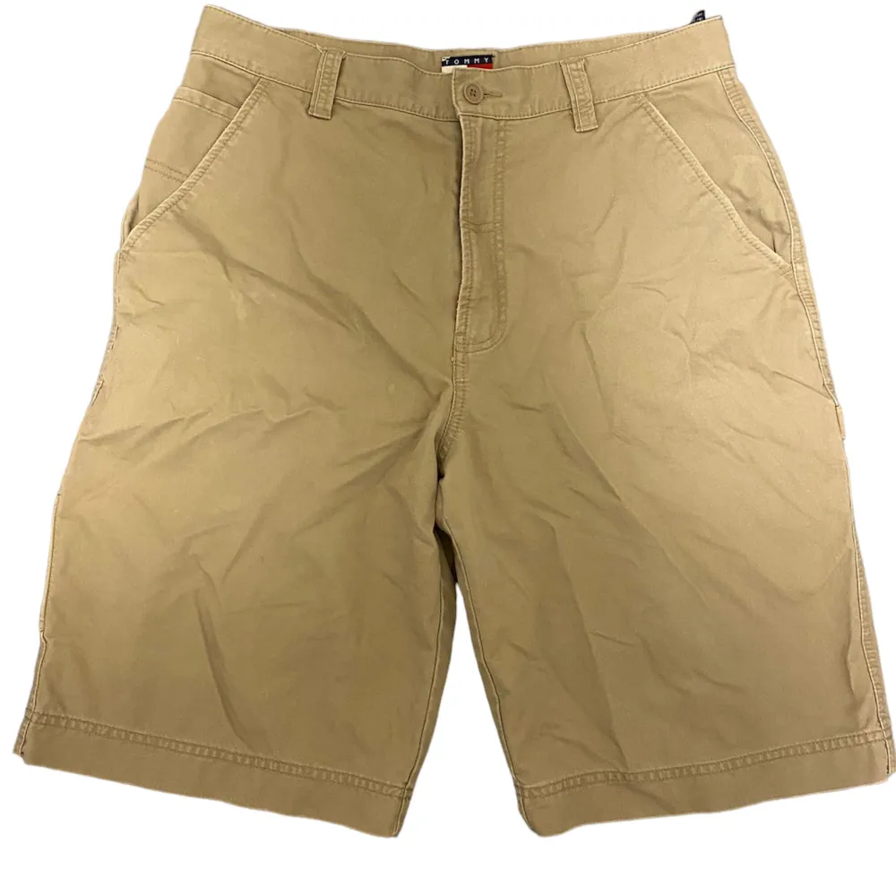 Ett par vintage Tommy Hilfiger cargo shorts i storlek 33. Shortsen är i fint skick med inga skador eller fläckar. Vid fler frågor eller mått tveka inte att kontakta oss!. Shorts.
