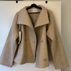 Kort kappa  - Kort kappa från NAKD, storlek 38. Helt ny med lappar kvar!  Nypris 999kr  520kr inkl frakt 