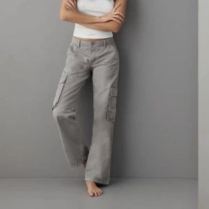 cargopants - Säljer dessa snygga low waisted cargobyxorna i storlek 32. Använda 2 gånger, säljer pga ej min stil🩶köpt för 499 säljer för 300kr