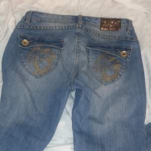 Säljer ett par jätte fina Applebottom jeans. Säljer då de inte passar mig. Storleken är 7/8 men är som S/M eller 36/38. De är flare/bootcut. Kan tänka mig sänka priset