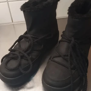 Svarta vinterskor - Säljer ett par svarta vinterskor. Använda fåtal gånger, men är fortfarande väldigt fräscha.