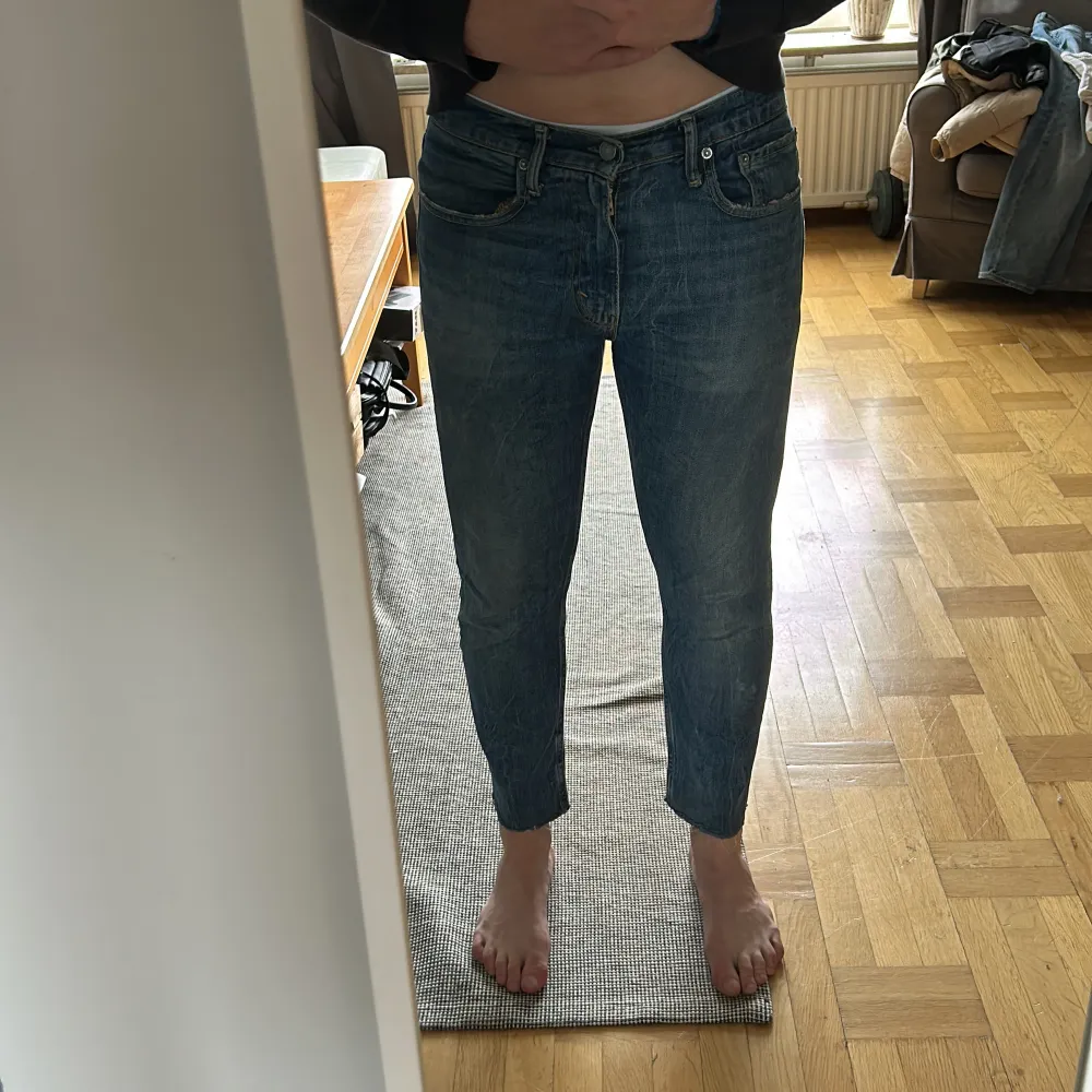 Klassiska blå jeans från Levi’s. Bra i storleken men något korta i benen. Storleken passar 31/30. Använda men i fint skick, inga fläckar eller revor. . Jeans & Byxor.
