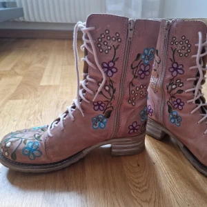 Brako anatomic collection strl 39 - Snygga kängor från Brako som gör skor i ekologiskt garvat skinn. Nypris 1899kr. Fint skick, använda.