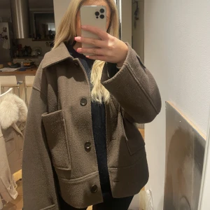 Kapphal jacka - Super fin höstjacka från kapphal som köptes förra hösten! stl L så den sitter lite ”oversized” på mig som vanligtvis är stl 38! Köptes för 800kr och säljer för 300 då den är lite nopprig men annars inget annat slitage! Skriv ett PM vid intresse❤️❤️
