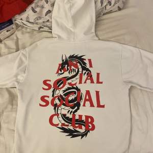 Säljer Anti Social Social Club ”Garden Grove” hoodie från SS19 Storlek M Cond 5/10, finns små skador och fläckar 450kr