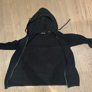 Jack and Jones zip - Jack and Jones zip svart väldigt stilren, matrialet är väldigt skönt. Storlek Xs