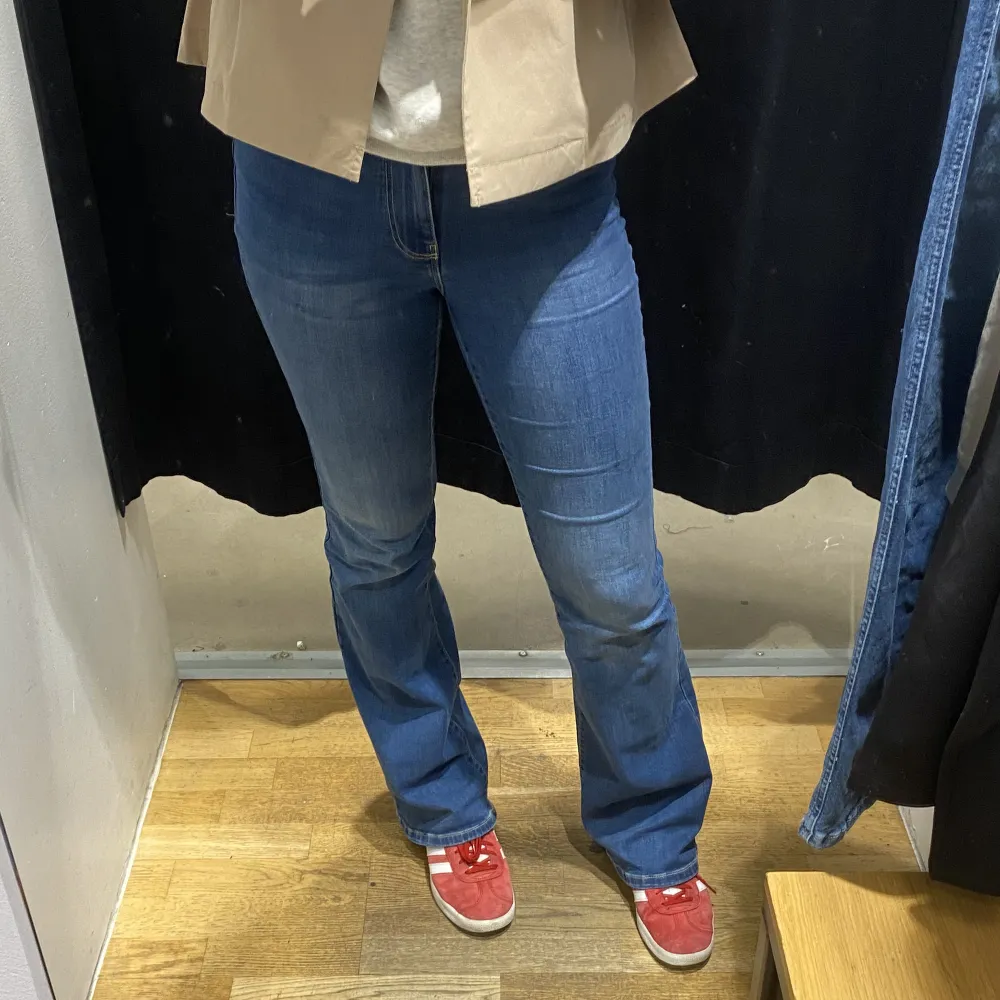 Blå Vero Moda jeans som jag inte använder! Köpta för 459kr säljer för 200kr!  De är inte använda många gånger! Har alltså inga defekter!. Jeans & Byxor.