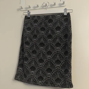 Glittrig kjol - En glittrig kjol från H&M i storlek xs.