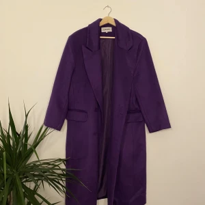 Kappa Junkyard - Helt oanvänd kappa från Junkyard. 70% polyester, 30% ull. Storlek XS men oversized och passar åtminstone upp till M som jag egentligen är. Nypris 1400.