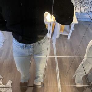 mid waist jeans från Gina med ”split” i slutet på byxbenen💜 orginalpris: 499