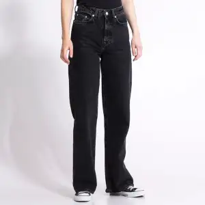 Svarta/uttvättade svarta jeans i nyskick från lager 157 i modellen ”boulevard”. Dem är högmidjade med vida ben. Endast använda en gång. Köpte dem för 300kr. Säljer även ett par likadana jeans i ljusblått ( kolla min profil). Hör av dig om du har frågor