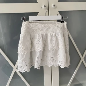 Säljer min Lindex kjol - Super sött kjol som. Bara inte kommer till användning 🤍💗