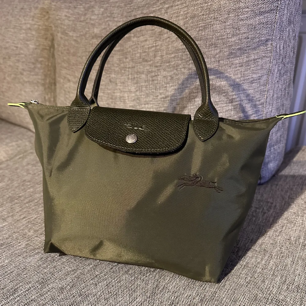 Small Le pliage tote bag Longchamp i nyskick!💚 Du får plats med det mesta och perfekt väska för att bara användas till vardags💚  Nypris: 1170kr  Mått: Brädd 23cm, Höjd 22cm, Djup 14cm . Väskor.