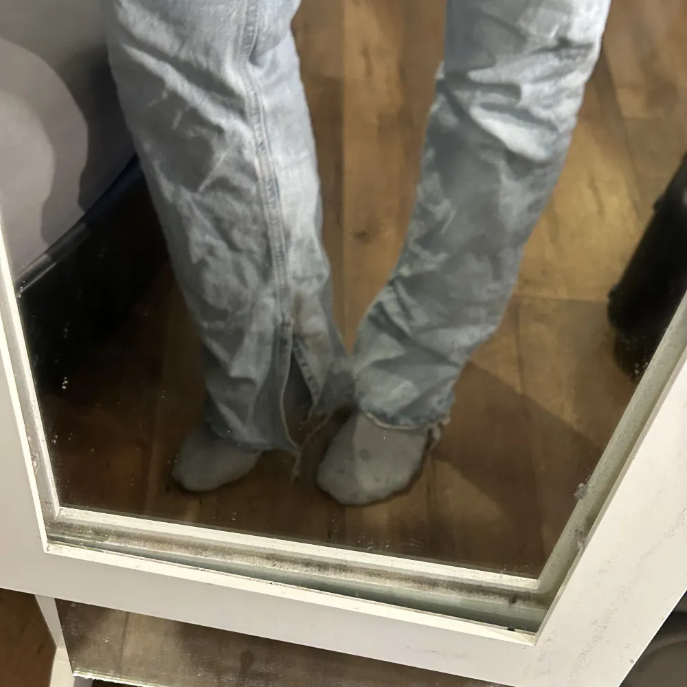 Ljusblåa jeans med slita längst ner på båda benen inte använda mycke pga att dom är lite för långa för mig är 160cm. Jeans & Byxor.