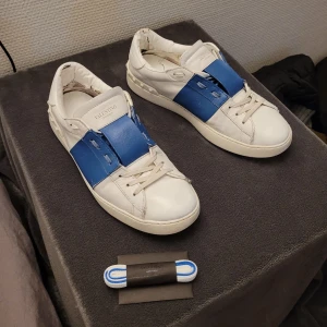 Valentino Open - Riktigt feta valentino opens i färgen blå! Cond 6/10, därav det låga priset! Kort och extra snören ingår!