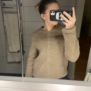 Teddy kofta från aimn  - Säljer då den inte används! Helt ny och använd 1 gång, väldigt fint skick. Nypris ca 799