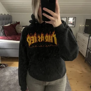 Trasher hoodie - Ignorera min smutsiga spegel 🙃 Jättefin men kommer inte till användning. Nypris: 1250kr 🧡