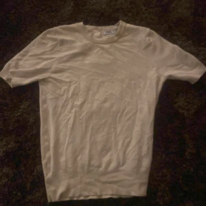 Beige stickad kortärmad!  - Jättefin beige stickad kortärmad tröja från Zara! Jättefint skick ☺️