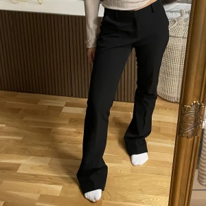 Kostymbyxor - Kostymbyxor från märket Neo Noir, köpta på Nelly, några få noppror på baksidan som enkelt går att få bort❤️