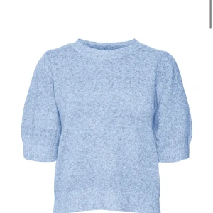 Stickad T-shirt  - stickad T-shirt från veromoda som endast är använd en gång 