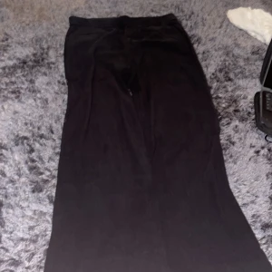 Svart byxa  - Svart byxa som har stor öppning på slutet har använt den 2 gånger ser ut som ny 