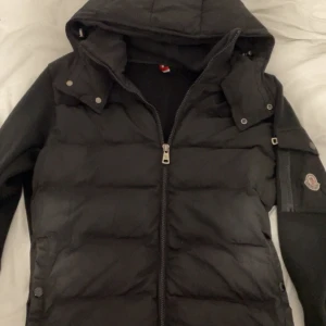 Moncler cardigan - Moncler cardigan i bra skick skriv om ni har frågor säljs från dörren