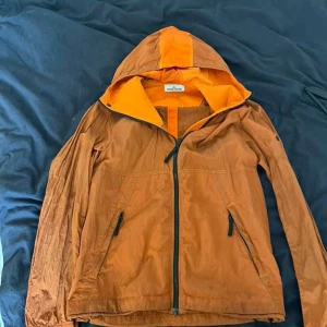 stone island weft - Populär weft från stone island, bra skick för sin ålder, små tears inuti luvan samt att cuffsen är lite luddiga.