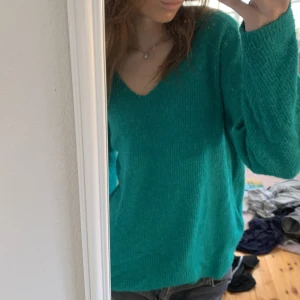Stickad tröja - Grön stickad tröja med V-ringning från Vero Moda, superfint skick!