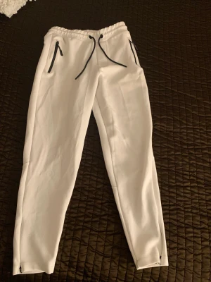 Vita Zara Herrbyxor - Zara herrbyxor i storlek S, färg vit. Endast använd en gång, men insåg omedelbart att de inte passade. I utmärkt skick, inga fläckar eller skador.
