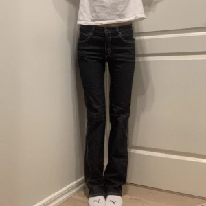 Armani Jeans italienska - Säljer mina coola och unika  vintage Armani Jeans köpta i Italien😍🇮🇹De är storlek 29 men är stretchinga så passar även M, jag brukar ha S/26/36 och är 170 lång☺️